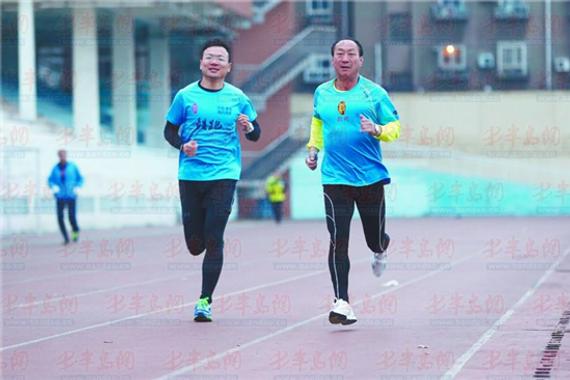 每天清晨，张德云（右）都会带着外甥小徐在理工大学操场跑步。
