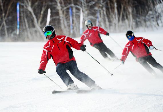 第十五届中国·崇礼国际滑雪节开幕式 滑雪队员进行滑雪表演