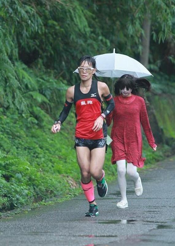 台湾基隆昨天进行了一场马拉松比赛。为了给参赛者加油，贴心的主办方在半途安排了一位美女为大家加油