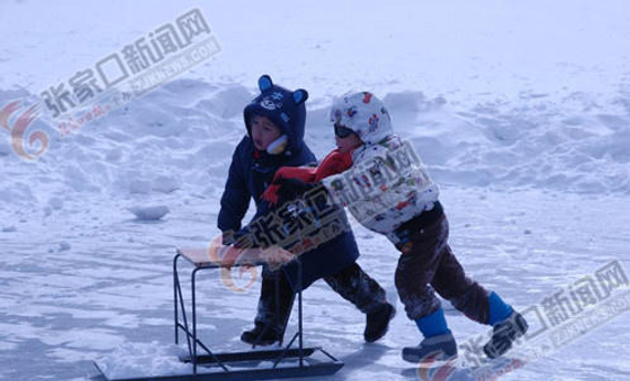 雾霾天 张家口崇礼滑雪场晴空万里成避霾港_