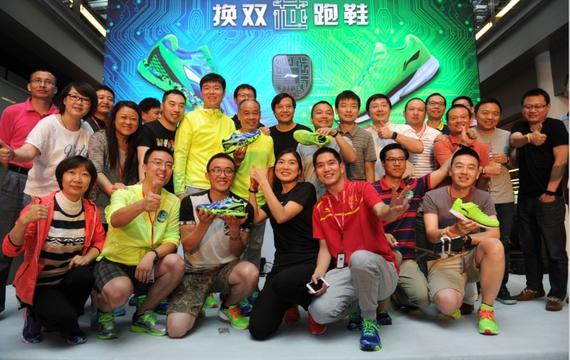 李宁公司团队与雷军先生、华米科技创始人黄汪先生在智能跑鞋发布会现场合影。