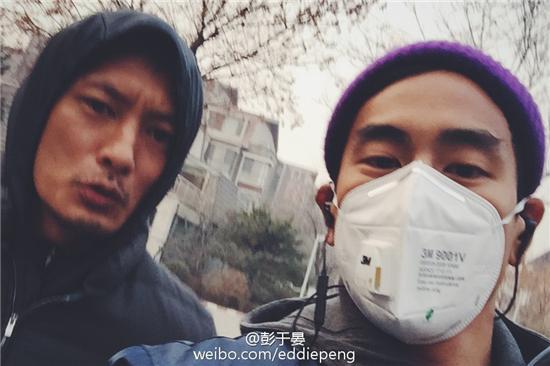 彭于晏戴口罩健身。