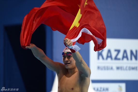 孙杨在游泳世锦赛挥动五星红旗