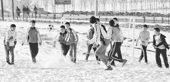 12月8日，当地学生在乌鲁木齐县水西沟镇庙儿沟村的雪地里踢足球。随着第十三届全国冬季运动会的临近，我区各地广泛开展各具特色的群众文化体育活动，激发调动全社会关心、支持、参与、奉献冬运会的热情。 □本报记者邹懿摄 