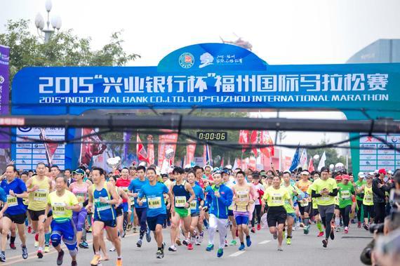 首届福州国际马拉松赛落幕，宜准轻跑团成靓丽风景。