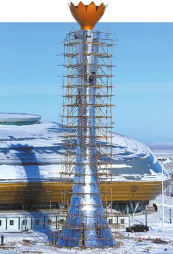 图为12月23日，“十三冬”火炬塔正在进行最后的建设。