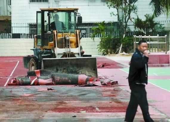 深圳外国语中学初中部校园内的塑胶跑道和操场被铲除。