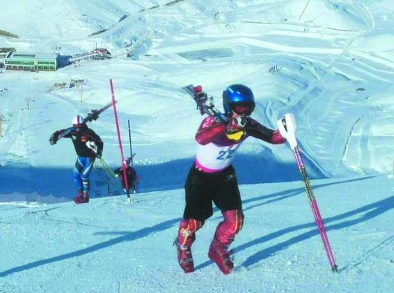 刻苦训练中的阿勒泰地区高山滑雪运动员