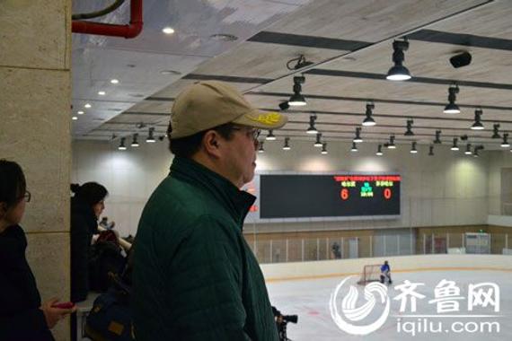 U18冰球锦标赛青岛开战 英达变身北京队领队