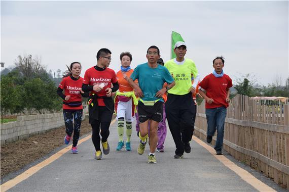 昨天，贵州跑将吴万兴结束了108场全程马拉松的挑战。