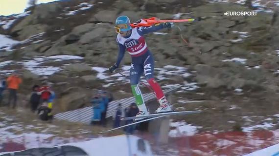 克里斯多夫在高速滑行中撞上旗门（视频截图）
