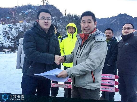 北京卡宾滑雪集团董事长张鸿俊和北大青鸟副总裁、青鸟基金董事长詹涛进行签约