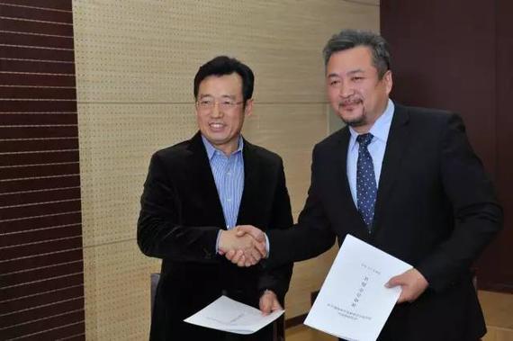 北京市体育局孙学才局长与世纪星董事长范军签署协议