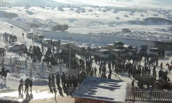 新疆雪地民族赛马