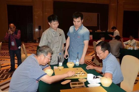 章广跃与林建超将军对弈