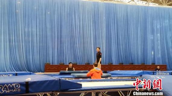 1月12日，国家蹦床队在北京体育大学国家队训练馆进行冬训。何雯娜、高磊正在接受教练指导。 王婧 摄