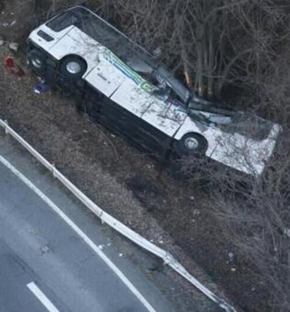 日本一辆满载滑雪游客的巴士翻覆