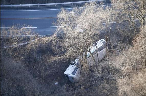 日本一辆满载滑雪游客的巴士翻覆