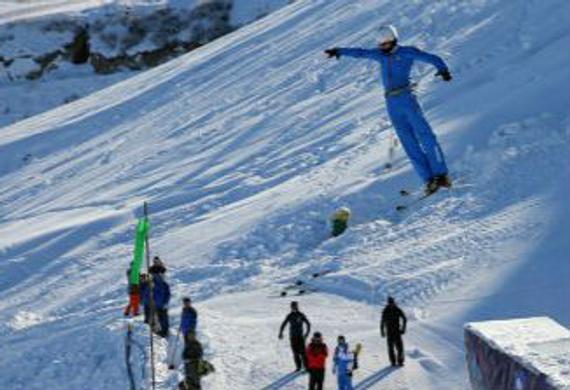上图为1月13日，在天山天池国际滑雪场空中技巧雪道，中国自由式滑雪国家队队员正在进行空中技巧训练。（记者蒋晓摄）