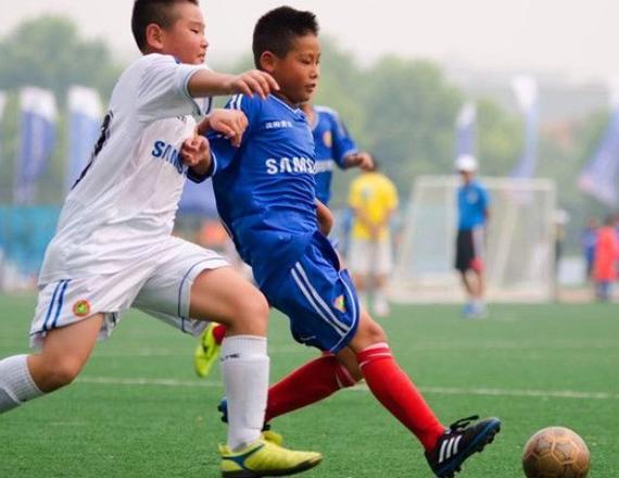 中国少年足球战队高洪波 校园足球激情点燃娃