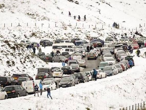 大量游客将私家车停在路边到国家公园滑雪，导致交通严重受阻