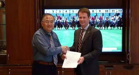 　图：2015年12月14日中国马会会长贾幼陵（左）将申请书交与亚洲赛马联盟秘书长Andrew.C.Harding（右）