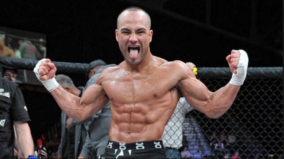 阿尔瓦瑞兹登上了UFC官方轻量级排名榜首位