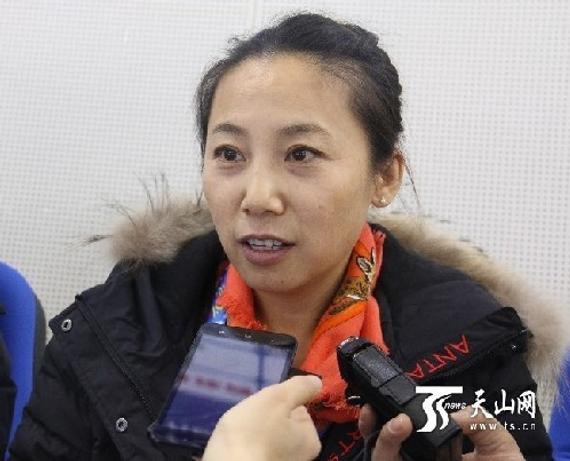 1月22日，国家短道速滑队教练李琰在新疆冰上运动中心观看短道速滑比赛时接受记者采访。