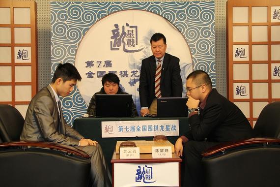 围棋演播室落子,最终陈耀烨执白中盘战胜黄云嵩晋级决赛将与芈昱廷