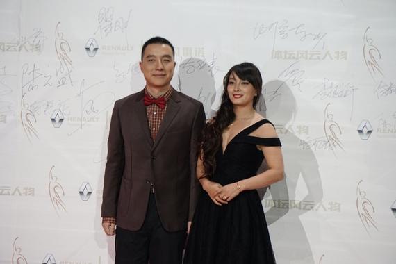 围棋名将古力与滑雪美女李妮娜现身体坛风云人物颁奖礼