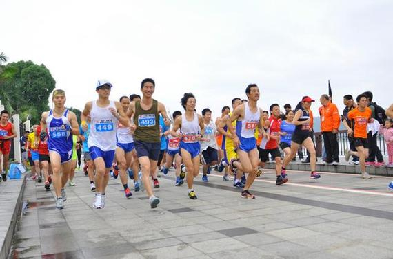 马拉松领参赛包是种痛。