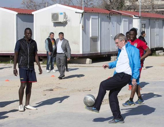 巴赫在难民营踢球