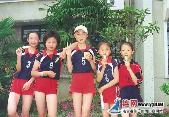 2004年，龚翔宇（右二）与小学队友的合影。