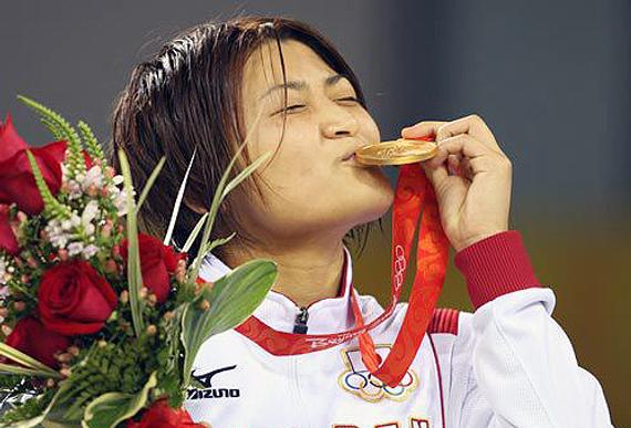 伊调馨亲吻奥运金牌