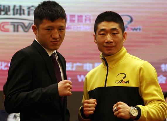 拳手王兴华（右）与张家玮