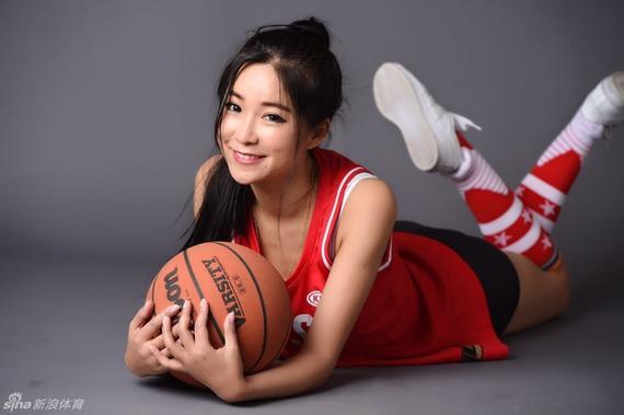 周玲安被称作“中国最美篮球双语主播”
