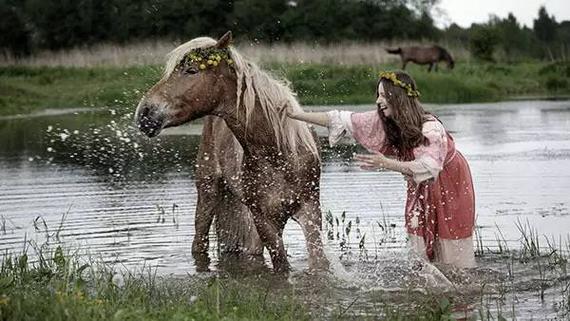 与马儿在水中嬉戏