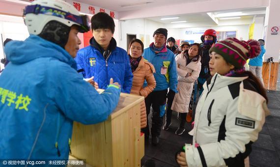 2016年2月11日，北京，春节长假雪上项目火爆，排长队预约等教练，一人带着五人练。（图片来源：CFP）