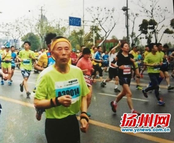 胡国强在马拉松比赛中。