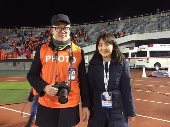 鲁能记者与日本女新闻官的合影