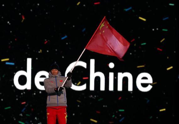 朱朕宇在开幕式上挥舞五星红旗