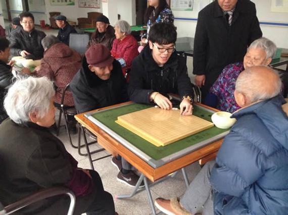 柯洁为老人们讲解围棋