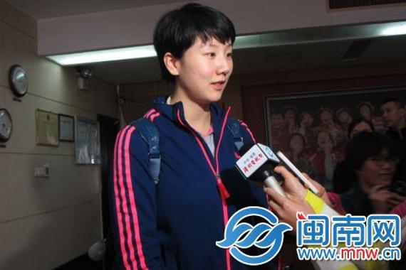  漳籍中国排球队运动员沈静思接受记者们的采访