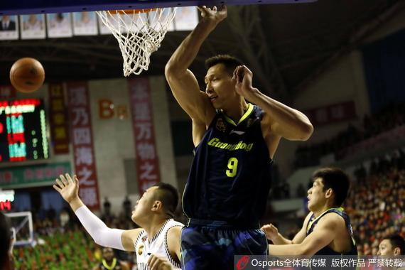对阵辽宁的比赛，广东总是篮板球上处于劣势