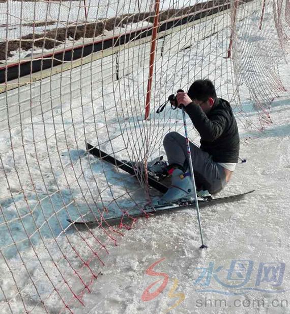 滑雪场内不少游客被防护网卡住