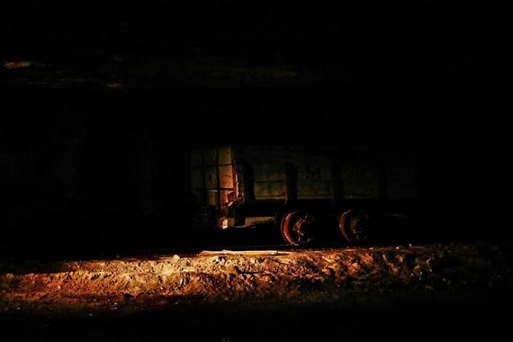 299名跑者200米地下跑5K 黑暗中体会与超人拥