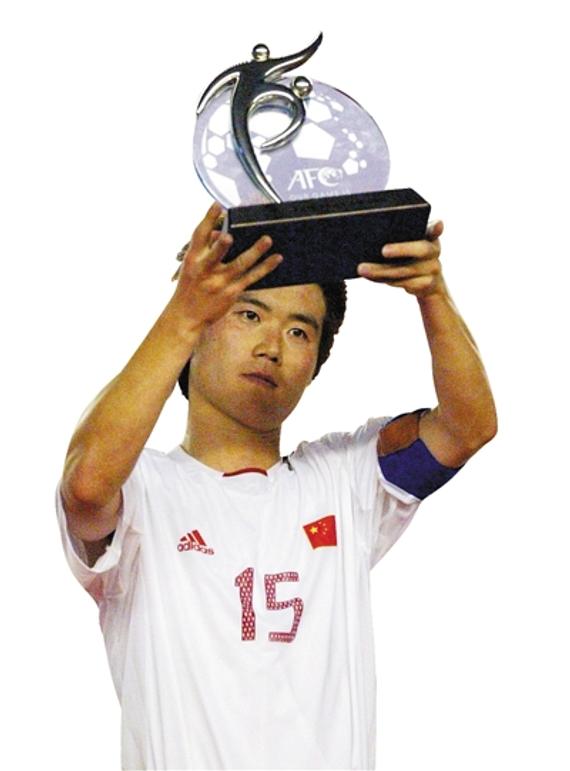2004年8月7日肇俊哲手捧亚洲杯亚军奖杯