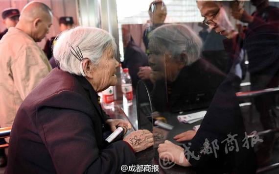 80岁老奶奶凌晨排队为儿买票