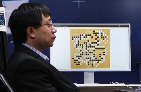 图注：代替AlphaGo执子的黄士杰冷静得像是工厂里的操作员