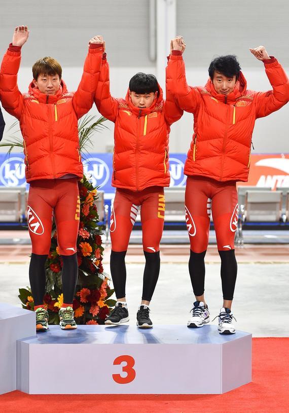 中国选手张闯（左）、阿勒玛斯·卡汉拜（中）和吴宇在颁奖台上。新华社记者许畅摄